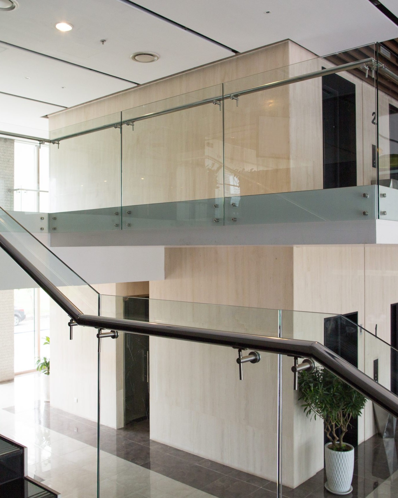 Scala interna con parapetti in vetro e infissi minimali, realizzazione moderna ed elegante di VS Line Lugano.